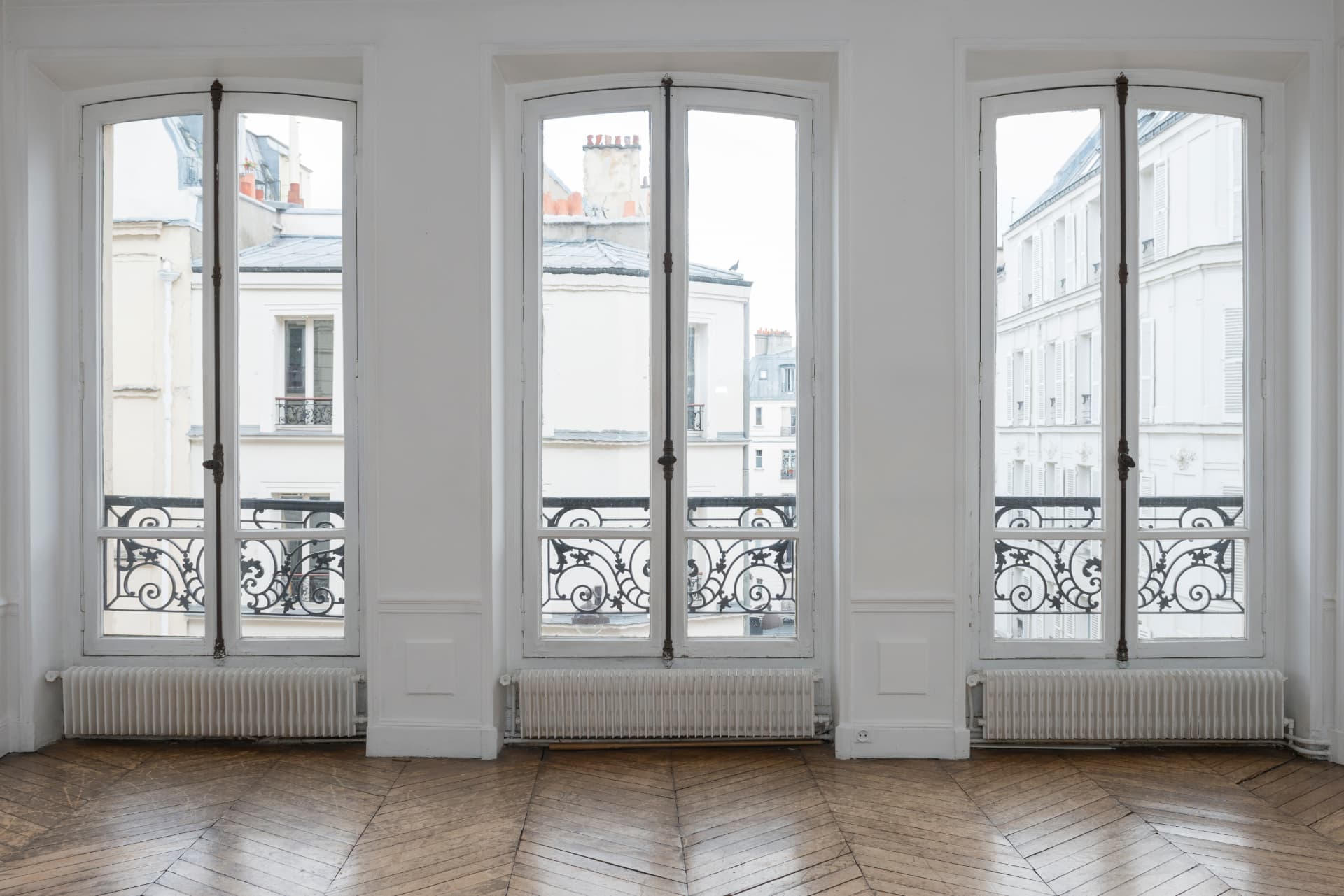Salon parisien avec moulures et parquet