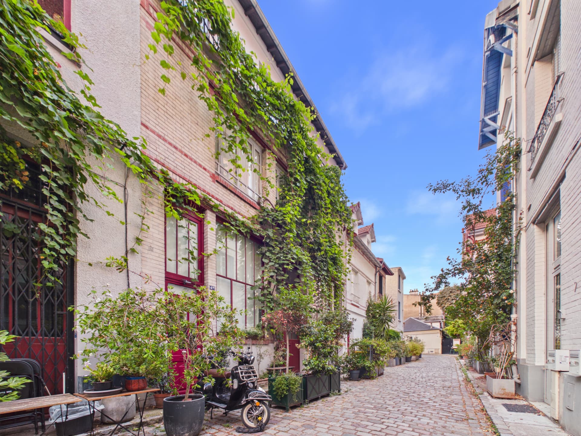Façades d'ateliers couvertes de vigne vierge dans le 15e arrondissement