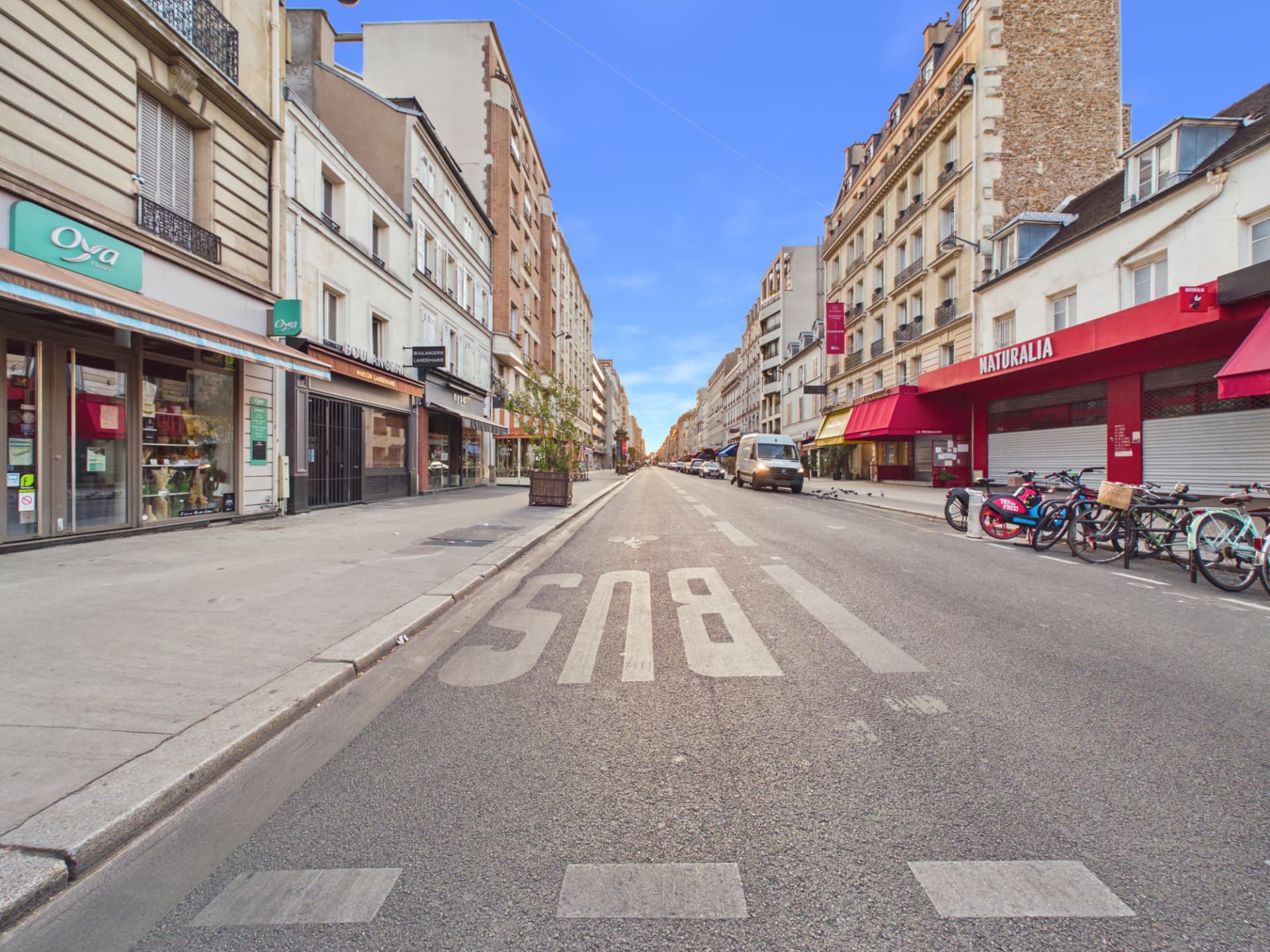 Rue commerçante du 15e arrondissement au petit matin