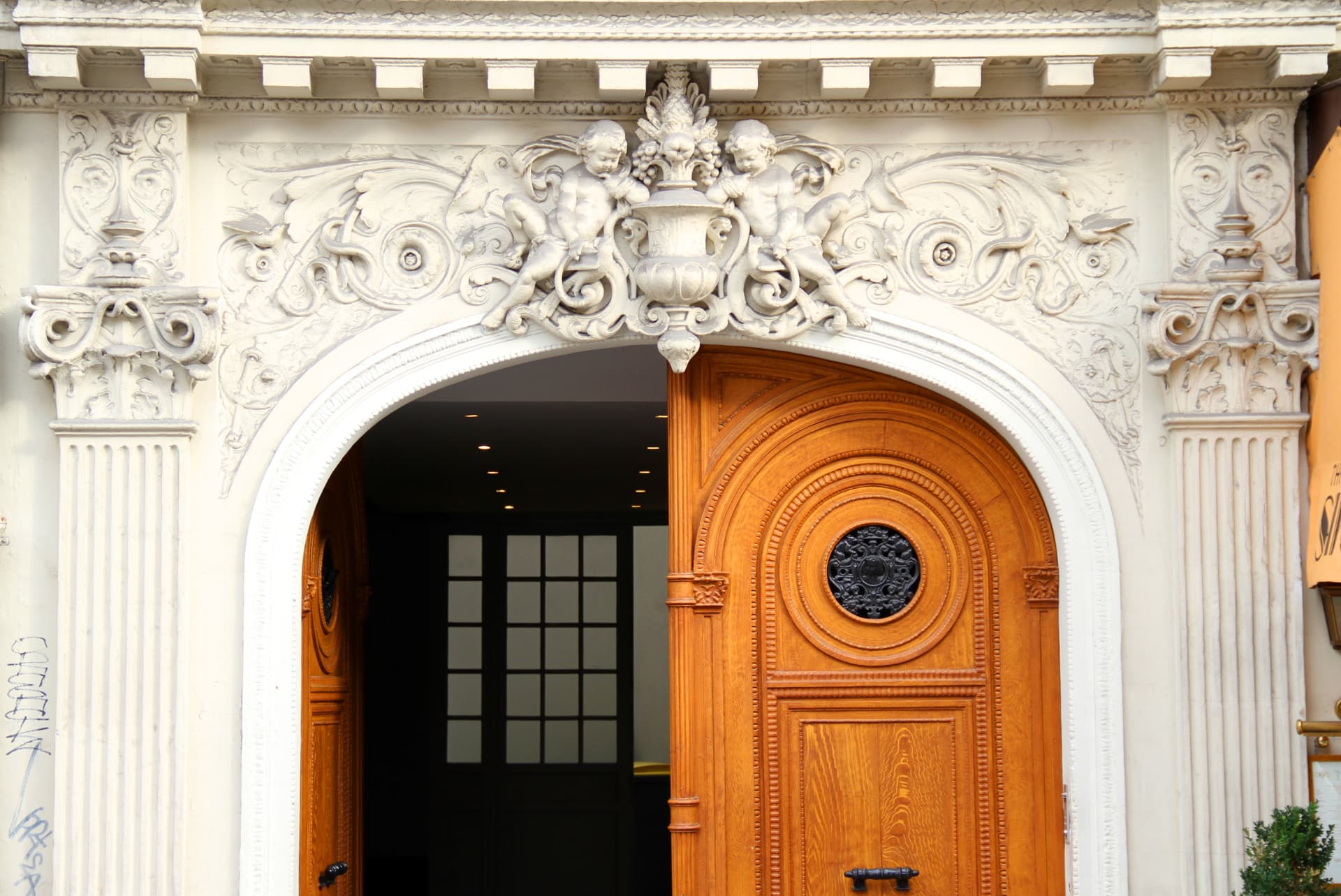 Porte haussmannienne sculptée - Property Search premium à Paris