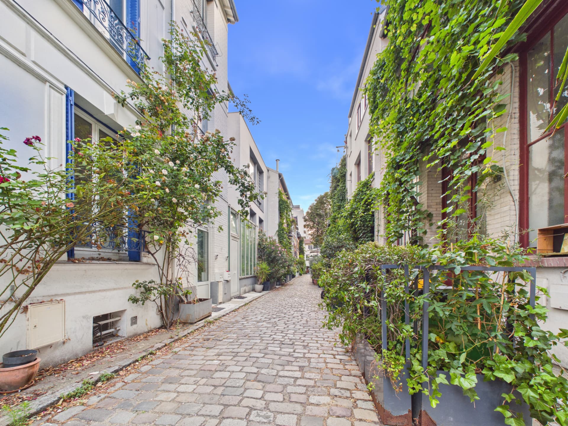 Ruelle pavée bordée de maisons d'artistes, 15e arrondissement de Paris